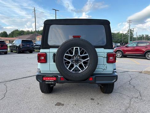 Used 2024 Jeep Wrangler Unlimited Sahara AWD/4WD image 5