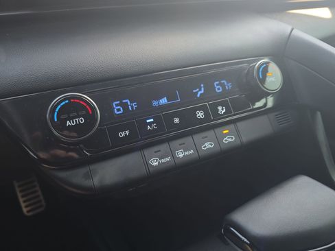 Used 2025 Hyundai Elantra Sport FWD image 22
