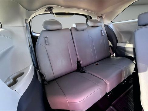 Used 2021 Toyota Sienna XLE FWD image 25