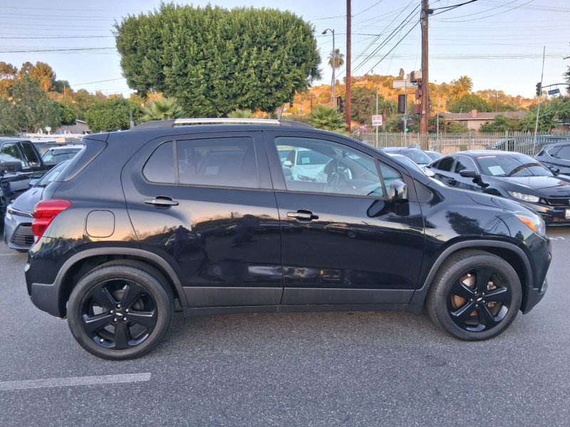 Used 2018 Chevrolet Trax Premier w/ Midnight Edition FWD image 7