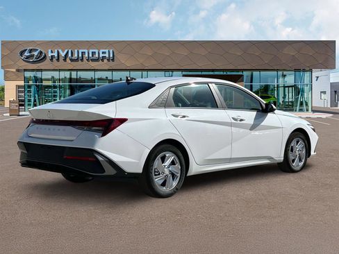 New 2025 Hyundai Elantra SE image 8