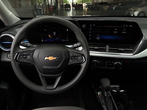 Used 2025 Chevrolet Trax LT FWD image 13