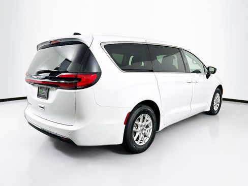 Used 2024 Chrysler Pacifica Touring-L image 9