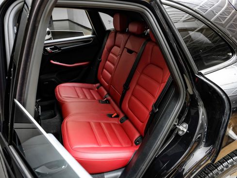 Used 2024 Porsche Macan image 41