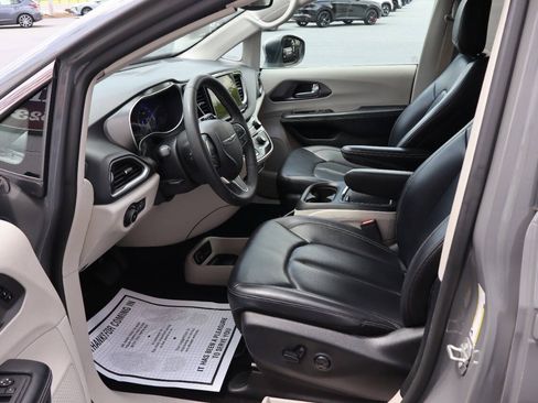 Used 2023 Chrysler Pacifica Touring-L FWD image 6
