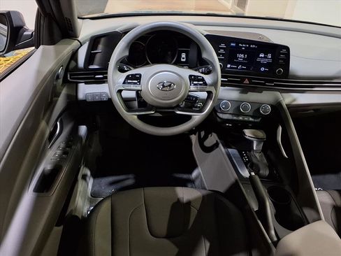 Used 2023 Hyundai Elantra SE w/ Cargo Package image 7