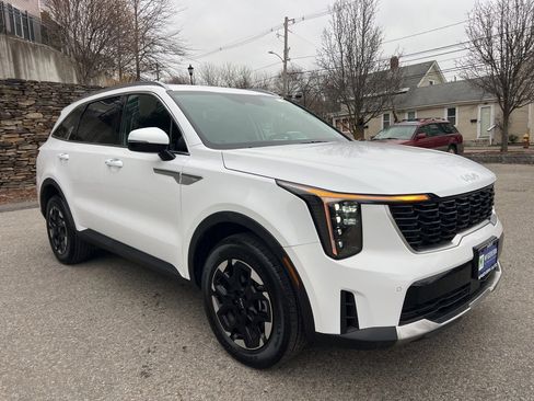 Certified 2025 Kia Sorento S image 7