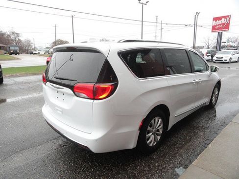 Used 2018 Chrysler Pacifica Touring-L image 4