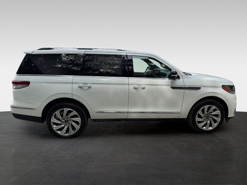 Used 2024 Lincoln Navigator Premiere AWD/4WD image 6