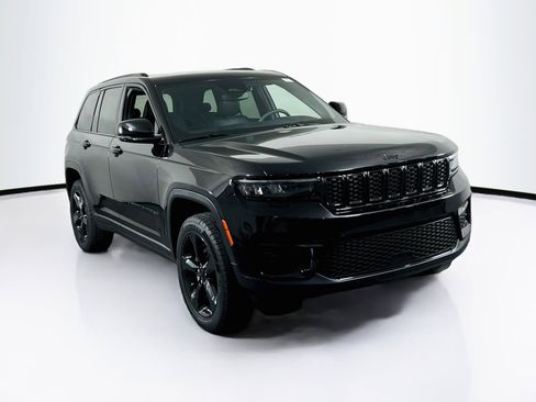 Used 2023 Jeep Grand Cherokee Altitude image 3