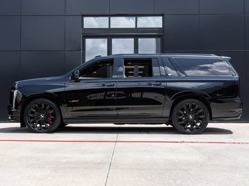 Used 2025 Cadillac Escalade ESV V AWD/4WD image 9