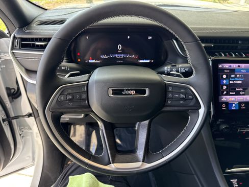 Used 2025 Jeep Grand Cherokee Limited image 17