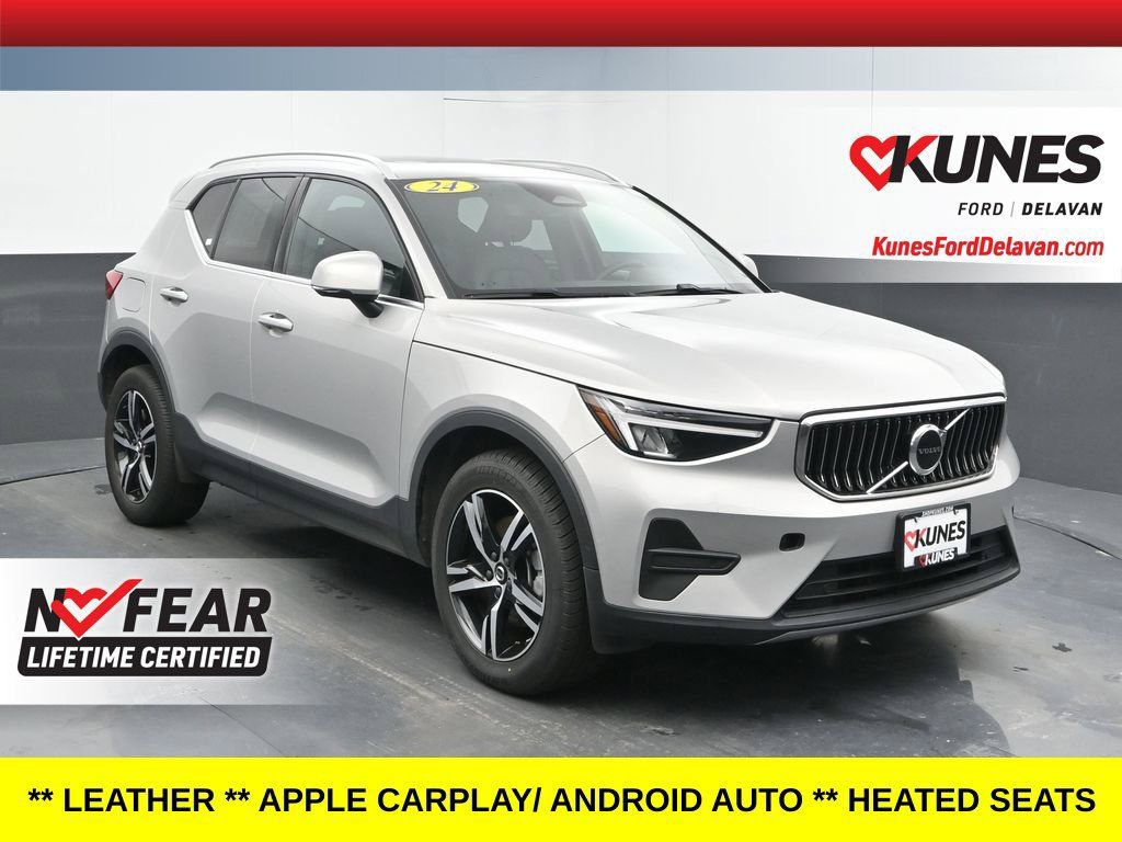Used 2024 Volvo XC40 B5 Core AWD/4WD image 1
