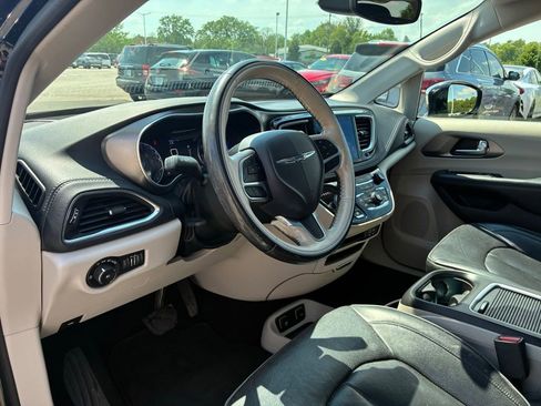 Used 2019 Chrysler Pacifica Limited FWD image 12