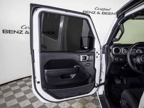 Used 2023 Jeep Gladiator Sport AWD/4WD image 17