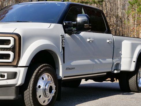 Used 2025 Ford F450 Platinum w/ FX4 Off-Road Package image 38