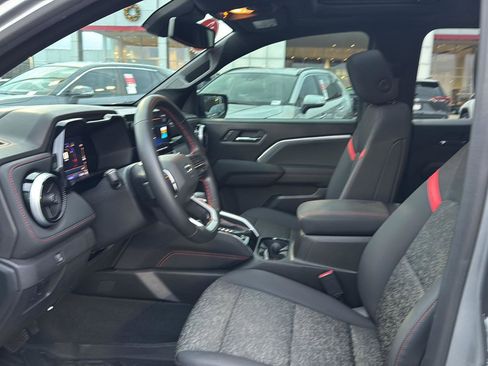 Used 2023 Chevrolet Colorado Z71 w/ Z71 Convenience Package 2 image 8