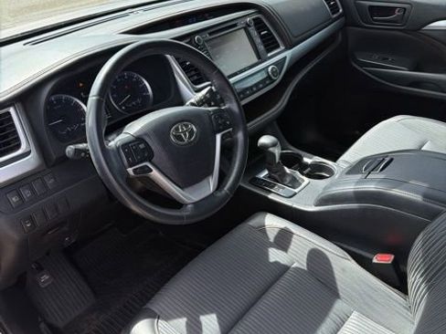 Used 2018 Toyota Highlander Plus FWD image 19