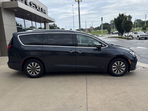 Used 2021 Chrysler Pacifica Touring-L FWD image 11