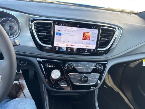 New 2026 Chrysler Pacifica Limited image 16