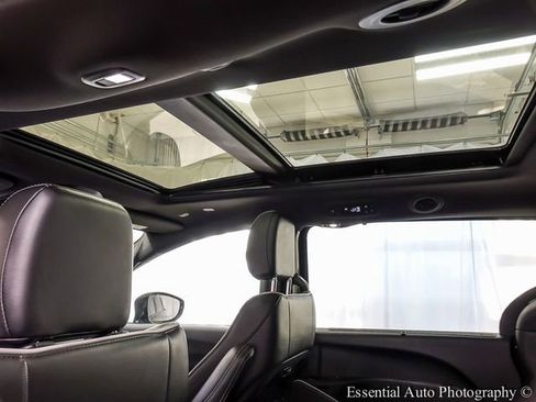 Used 2025 Chrysler Pacifica Limited image 13