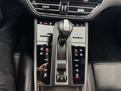 Used 2024 Porsche Macan AWD/4WD image 18