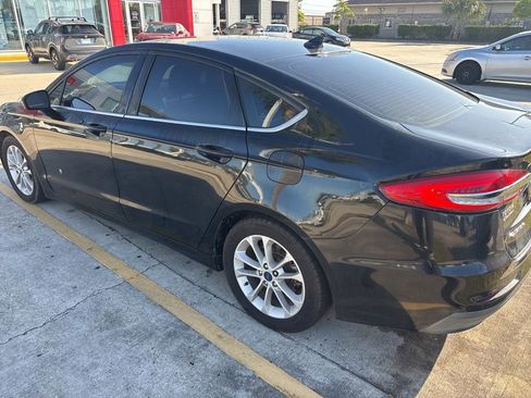 Used 2019 Ford Fusion SE image 4