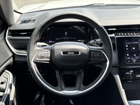 Used 2023 Jeep Grand Cherokee Laredo RWD image 21