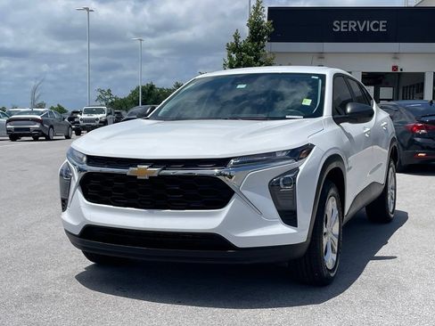 Used 2025 Chevrolet Trax LS FWD image 3