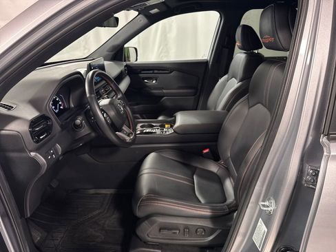 Used 2025 Honda Pilot TrailSport image 3