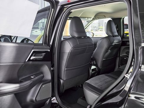 New 2026 Mitsubishi Outlander SE image 17