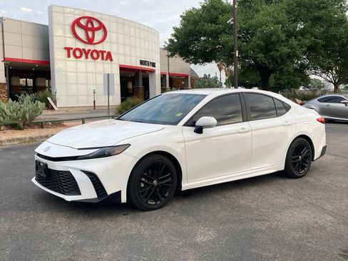 Used 2025 Toyota Camry SE image 1