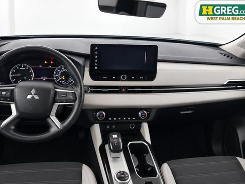 Used 2025 Mitsubishi Outlander SE FWD image 11