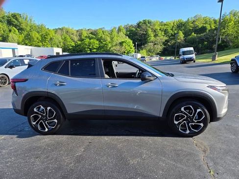 Used 2025 Chevrolet Trax RS w/ Driver Confidence Package FWD image 9