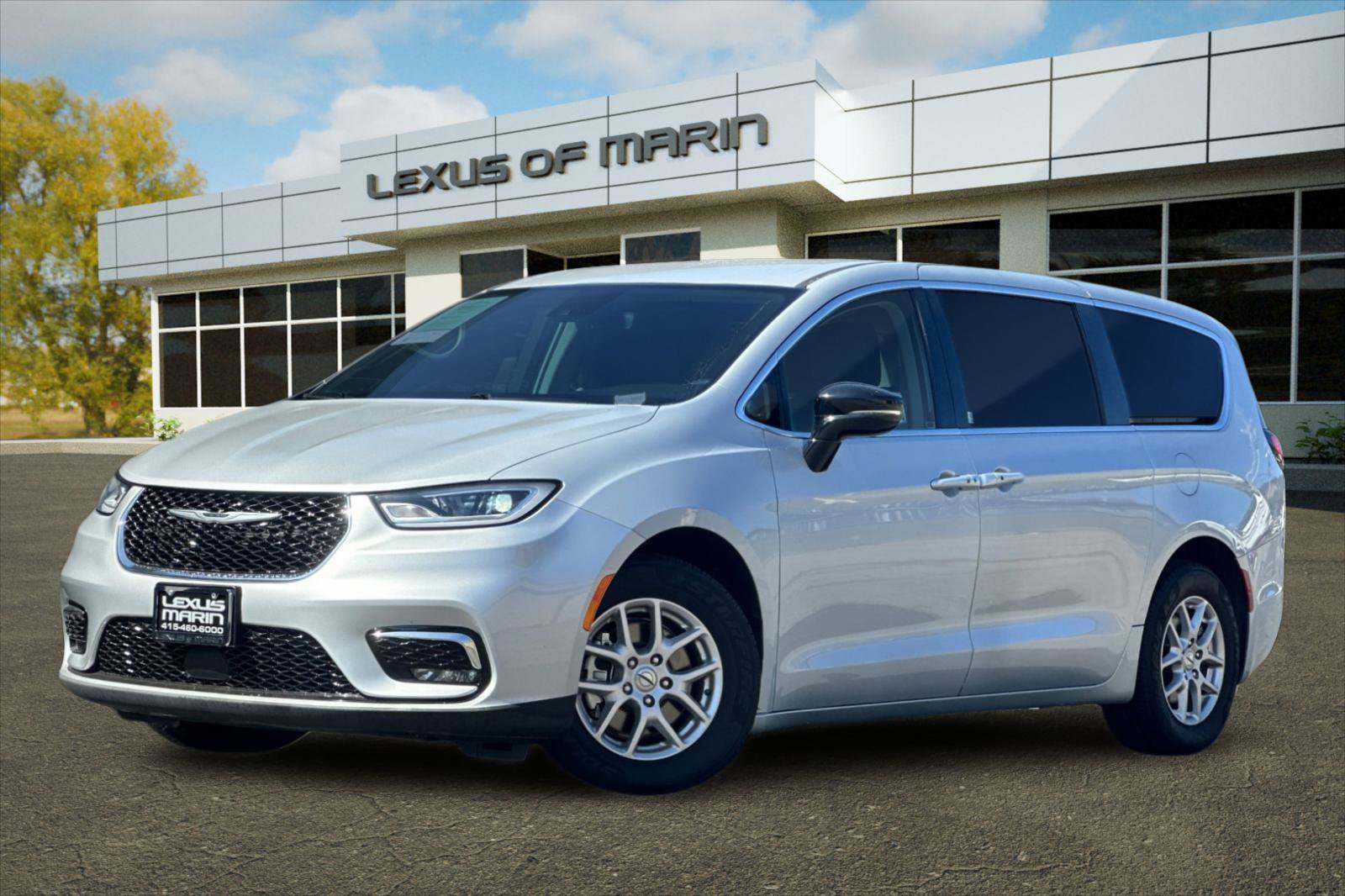 Used 2024 Chrysler Pacifica Touring-L FWD image 1