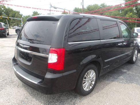 Used 2014 Chrysler Town & Country Touring-L FWD image 7