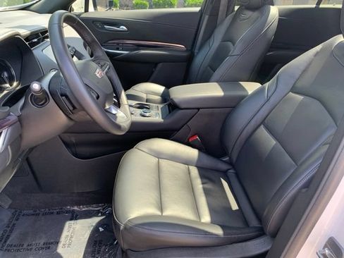 Used 2022 Cadillac XT4 Luxury w/ Cold Weather Package AWD/4WD image 13
