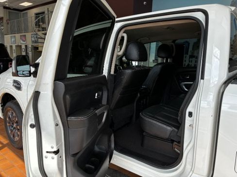 Used 2017 Nissan Titan PRO-4X w/ Pro-4x Convenience Package AWD/4WD image 19