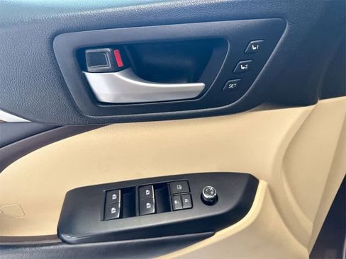 Used 2018 Toyota Highlander Limited image 18