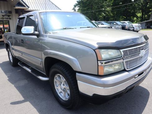 Used 2006 Chevrolet Silverado 1500 LT w/ Onstar Plus Package AWD/4WD image 3