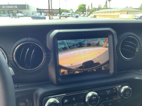 Used 2023 Jeep Wrangler Unlimited Sahara AWD/4WD image 19