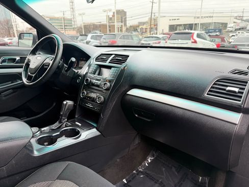 Used 2016 Ford Explorer XLT image 39