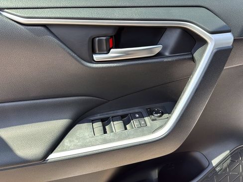 Used 2019 Toyota RAV4 XLE w/ Convenience Package FWD image 11