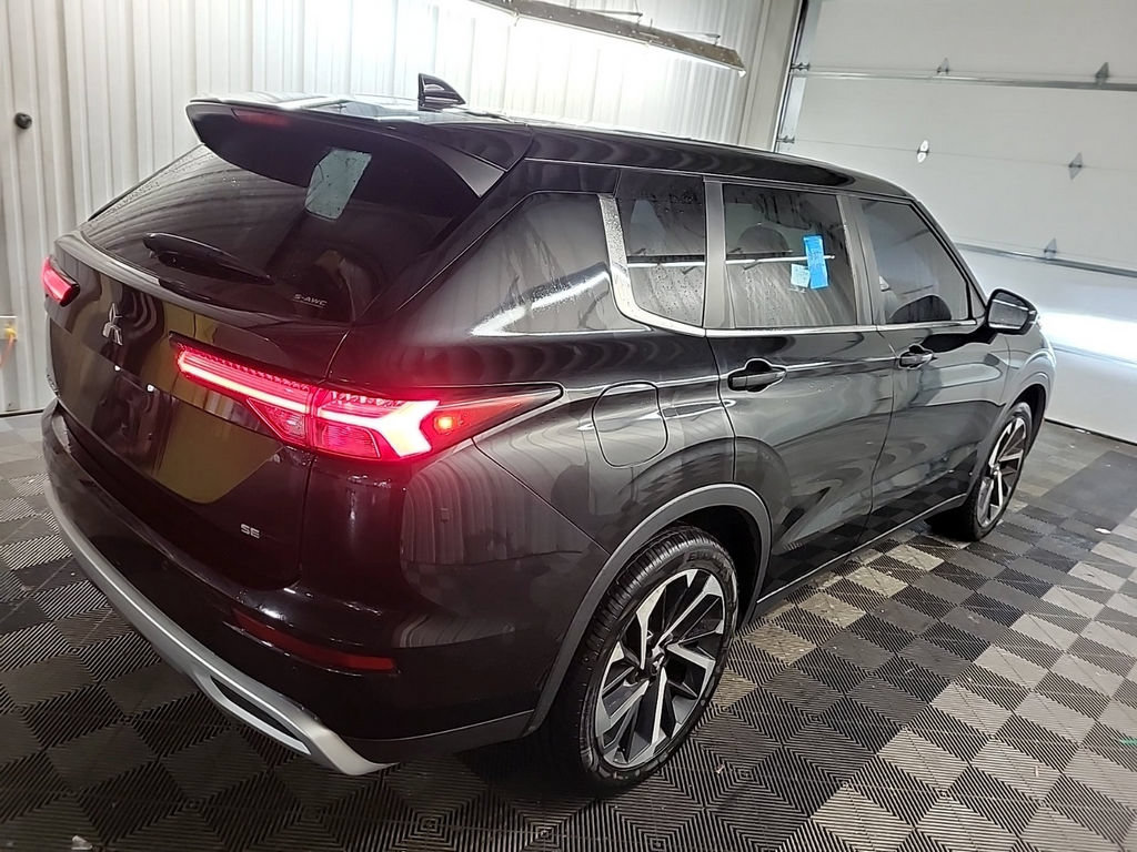 Used 2024 Mitsubishi Outlander SE AWD/4WD image 4