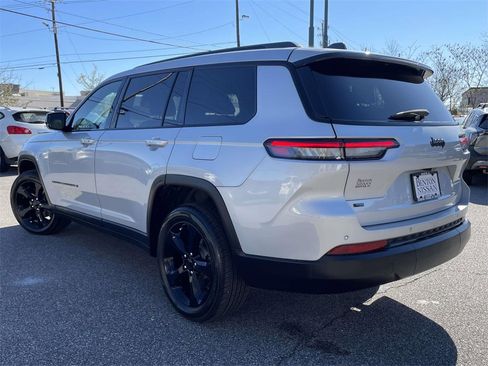 Used 2021 Jeep Grand Cherokee L Laredo image 4