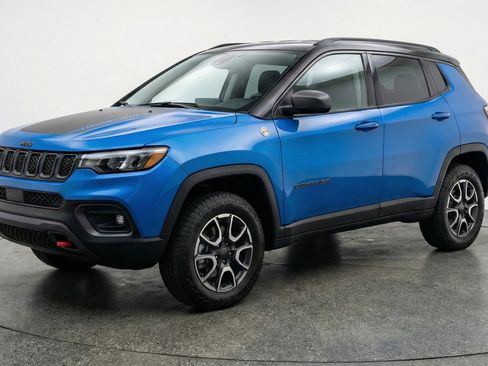 Used 2025 Jeep Compass Trailhawk w/ Trailer Tow Group AWD/4WD image 3