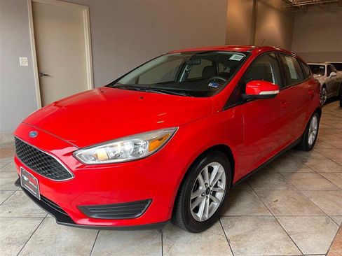Used 2015 Ford Focus SE FWD image 2