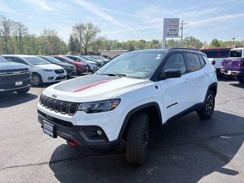 Used 2024 Jeep Compass Trailhawk AWD/4WD image 3