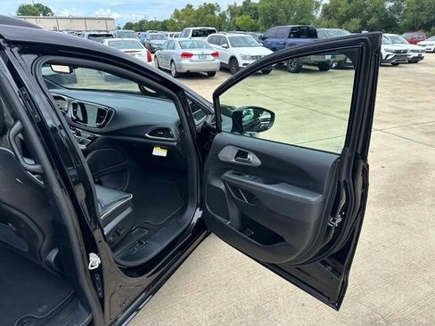 Used 2025 Chrysler Pacifica Limited FWD image 13