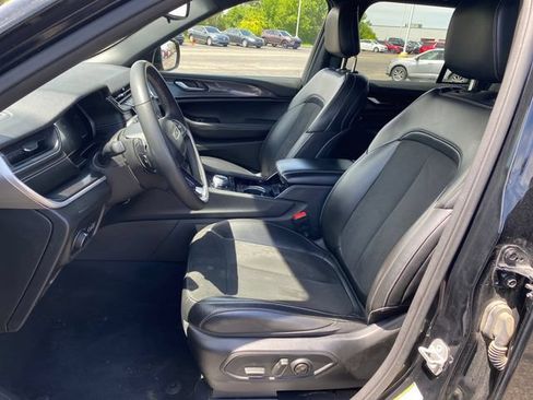 Used 2023 Jeep Grand Cherokee Altitude AWD/4WD image 15